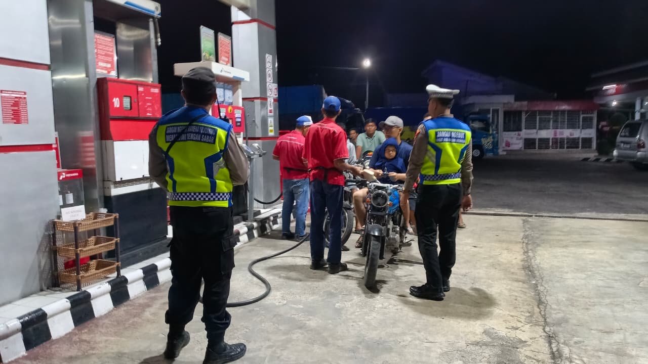 Patroli Sambangi SPBU, Polsek Warujayeng Pastikan Situasi Aman dan Stok BBM Normal