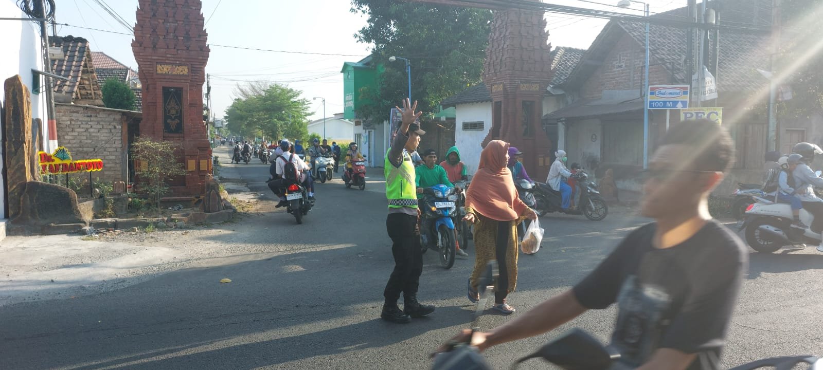 Giat Gaktur Pagi Polsek Kertosono Bantu Penyeberangan Masyarakat 