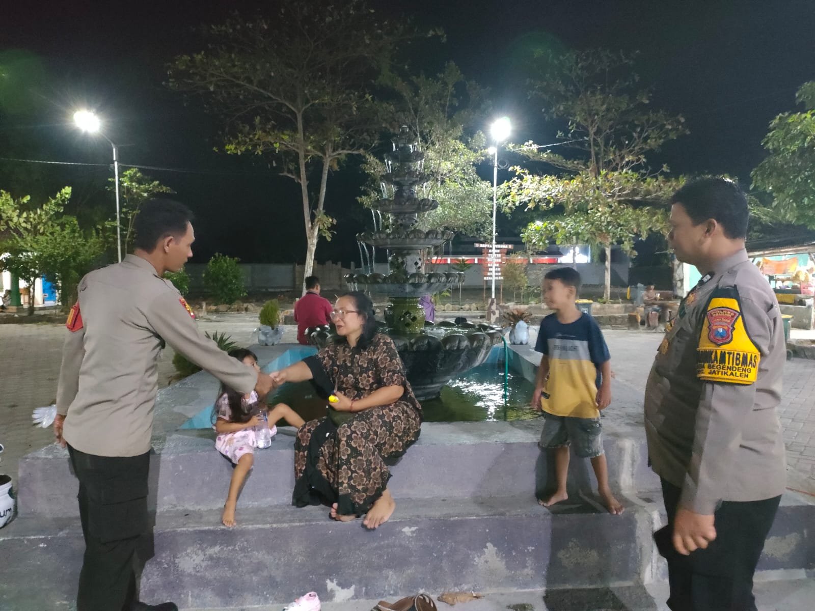 Polsek Jatikalen Hadir Dialogis di wisata Pemandian air Panas Bayu Biru Berikan Rasa Aman di Malam Hari