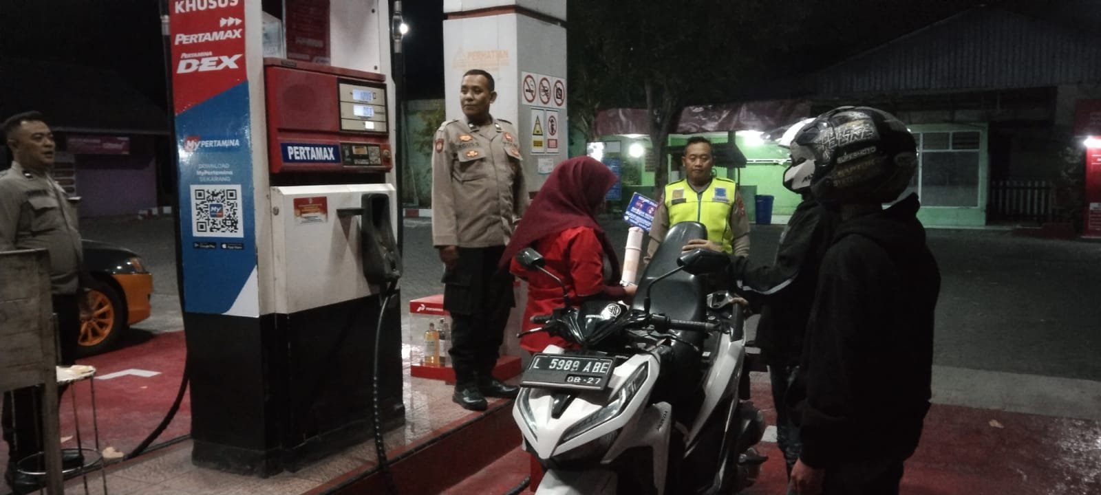 Patroli SPBU, Polsek Nganjuk Kota Cek Distribusi BBM dan Antisipasi Antrean Pembelian