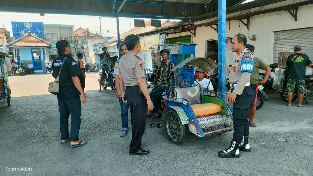 Wakapolsek Warujayeng Sapa Warga di Pasar, Sampaikan Pesan Kamtibmas
