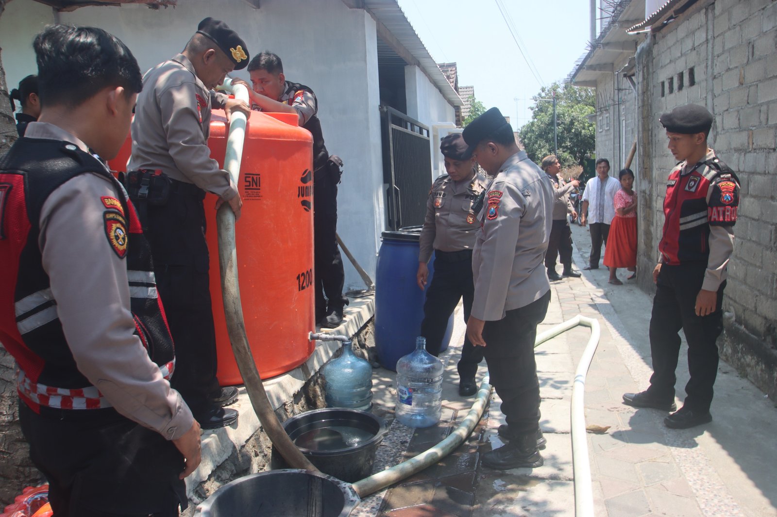 Atasi Kekeringan, Polres Blitar Kota Salurkan 3.000 Liter Air Bersih ke Kelurahan Sentul