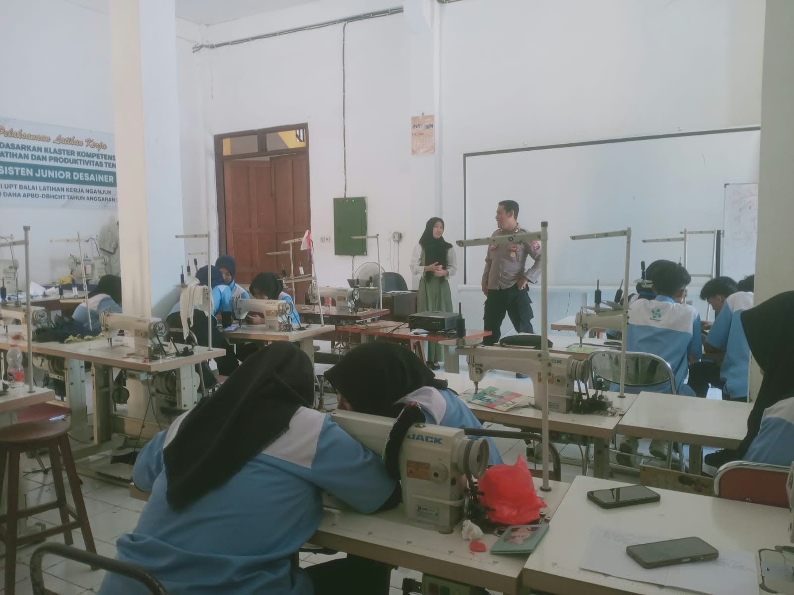 Polisi Peduli Pengangguran, Bhabinkamtibmas Polsek Nganjuk Kota Sambangi BLK Nganjuk, Berikan Motivasi kepada Peserta Pelatihan