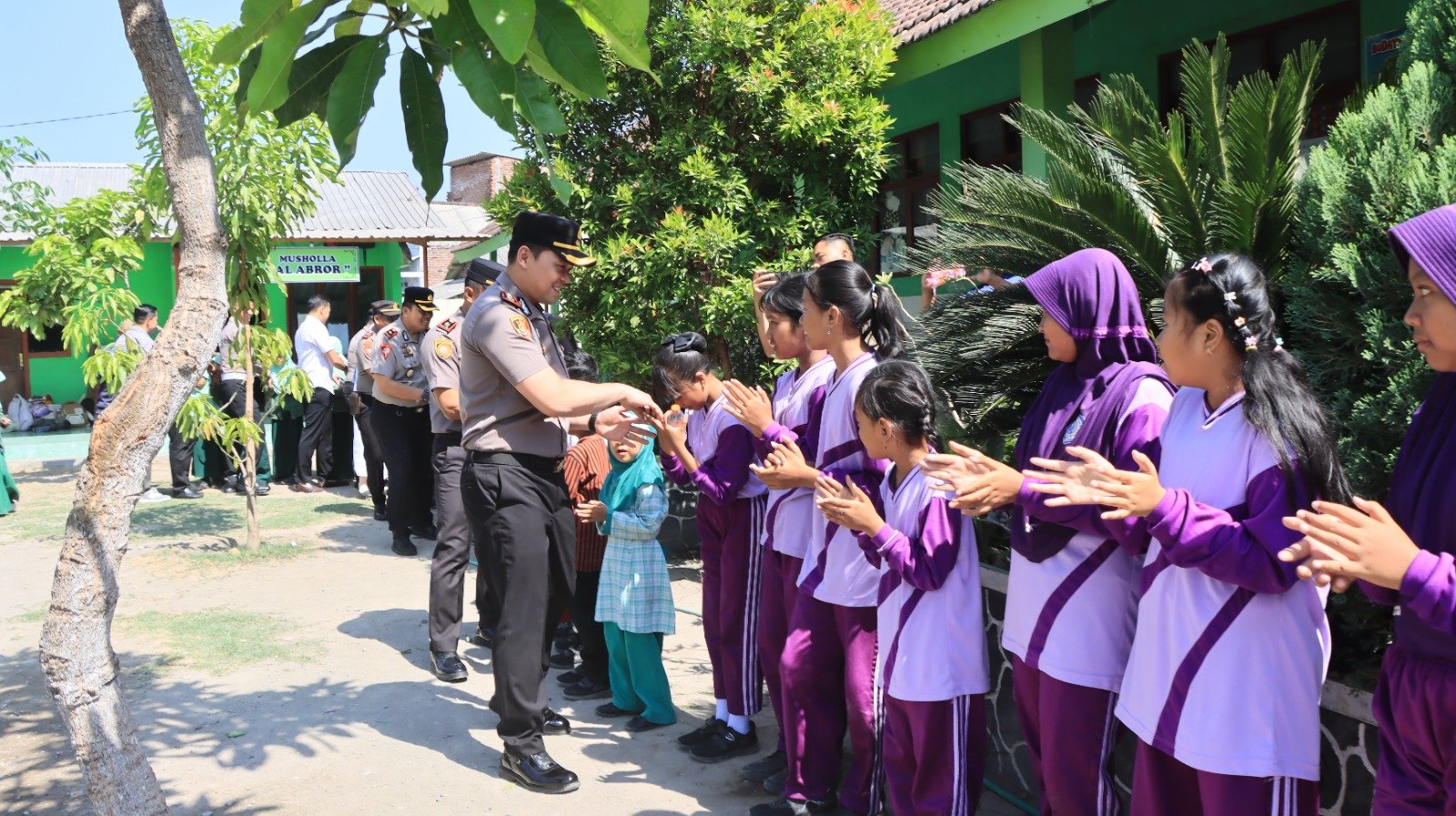 Kapolres Nganjuk Tanamkan Disiplin dan Semangat Belajar kepada Siswa SDN Kedondong