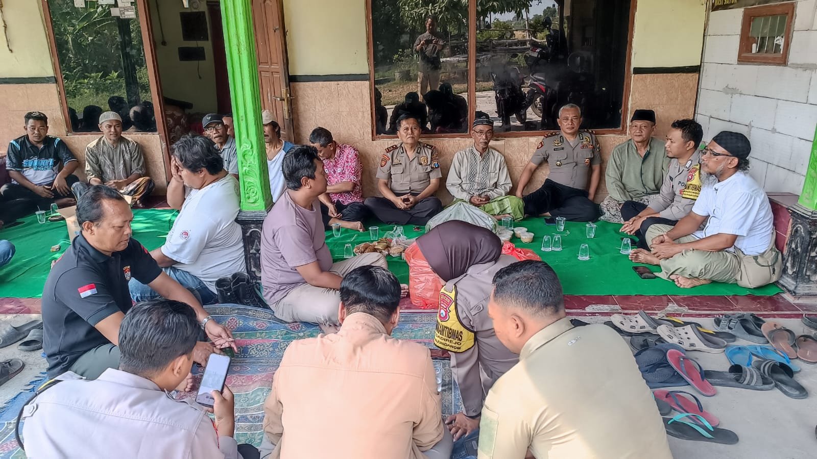 Kapolsek Warujayeng Gelar Jumat Keliling, Pererat Silaturahmi dan Sinergitas dengan Warga Jetis