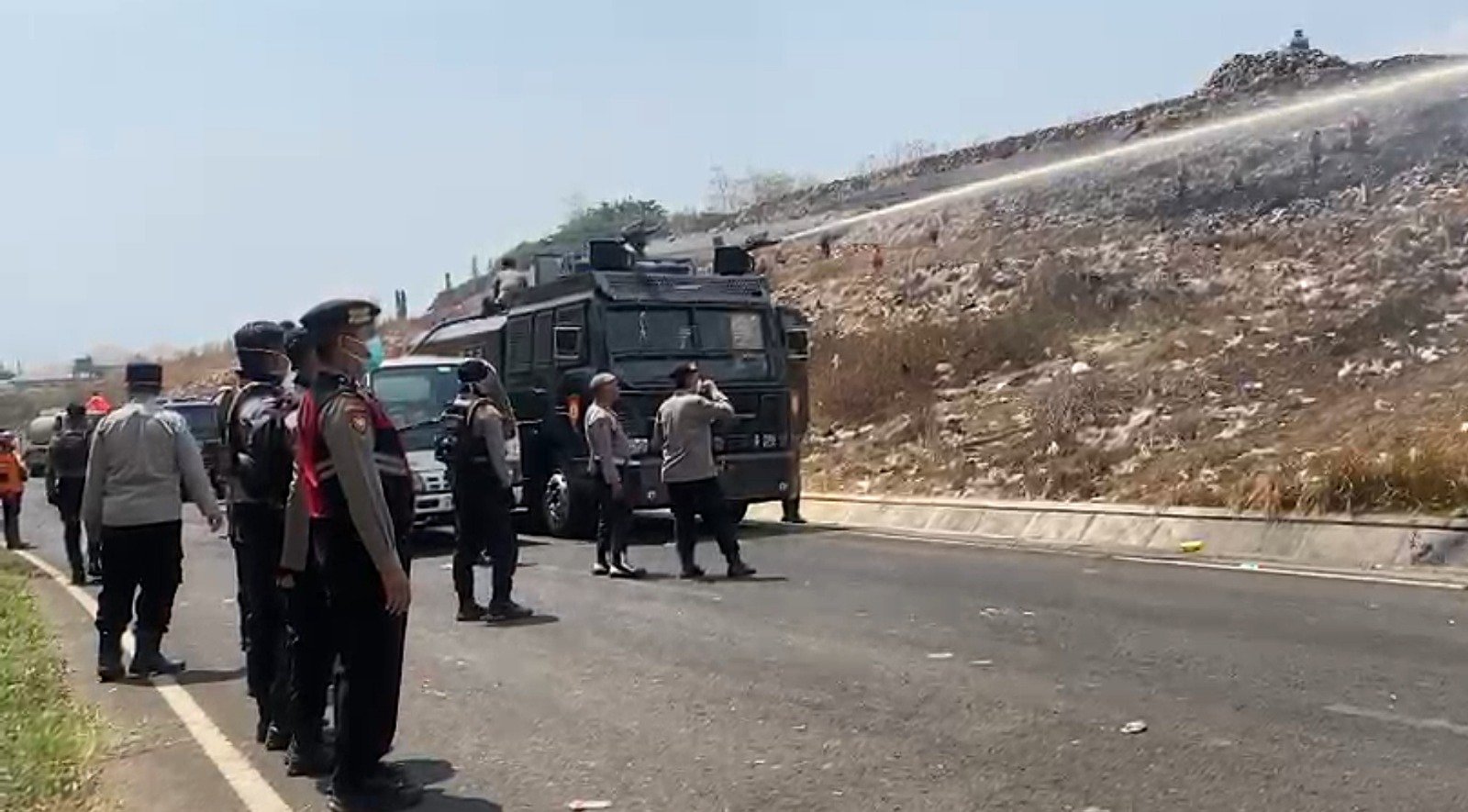 Polresta Malang Kota Kerahkan Mobil Water Cannon Bantu Tangani Kebakaran TPA Supit Urang
