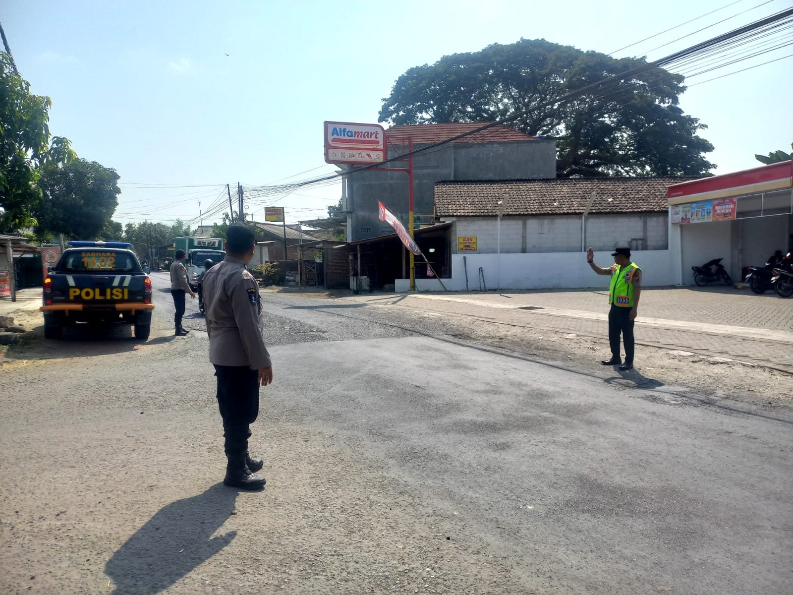 Giat Gaktur Pagi Polsek Jatikalen Bantu Penyeberangan Masyarakat 