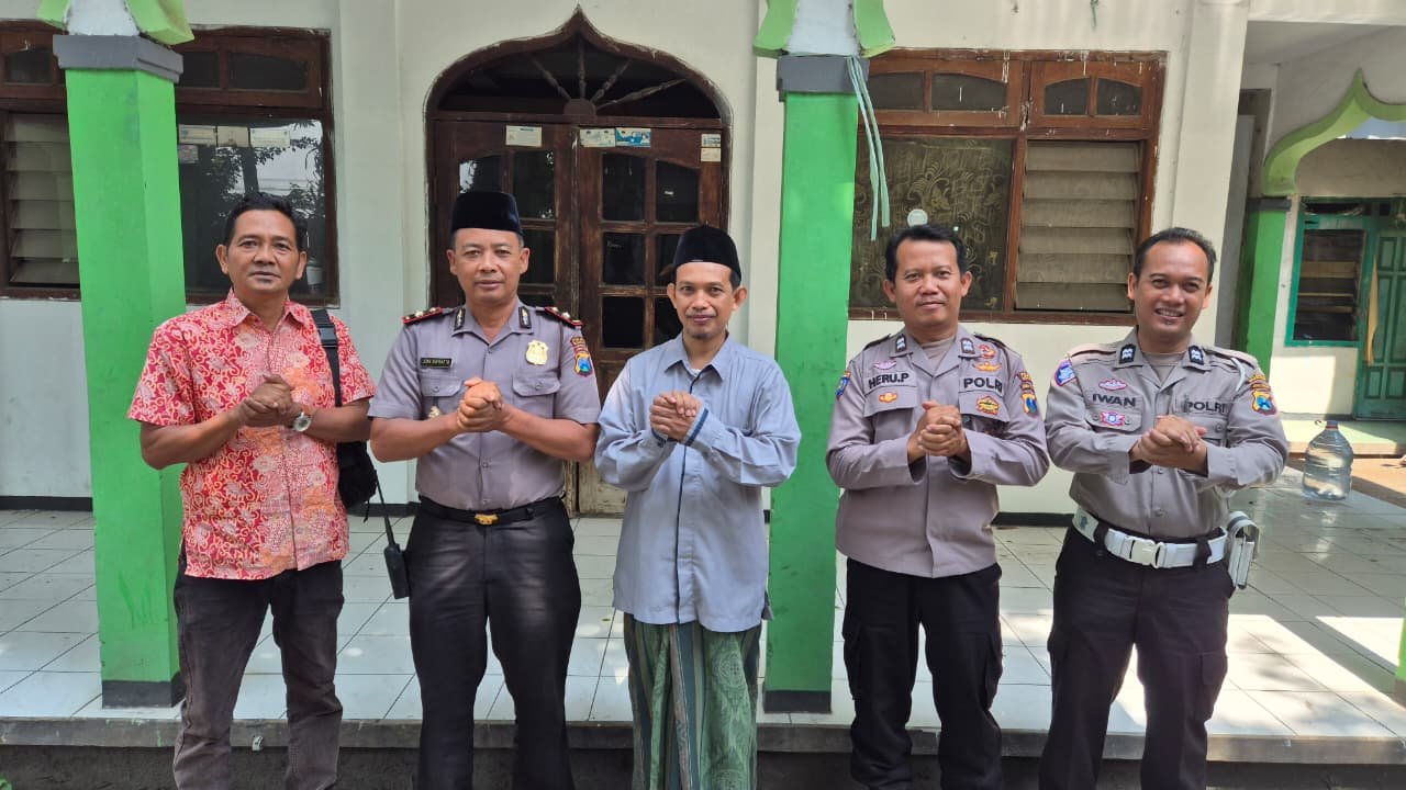 Jalin Silaturahmi dengan Ulama dan Santri, Kapolsek Kertosono Gelar Jum’at Keliling di Ponpes Al-Halim Miftahul Ula