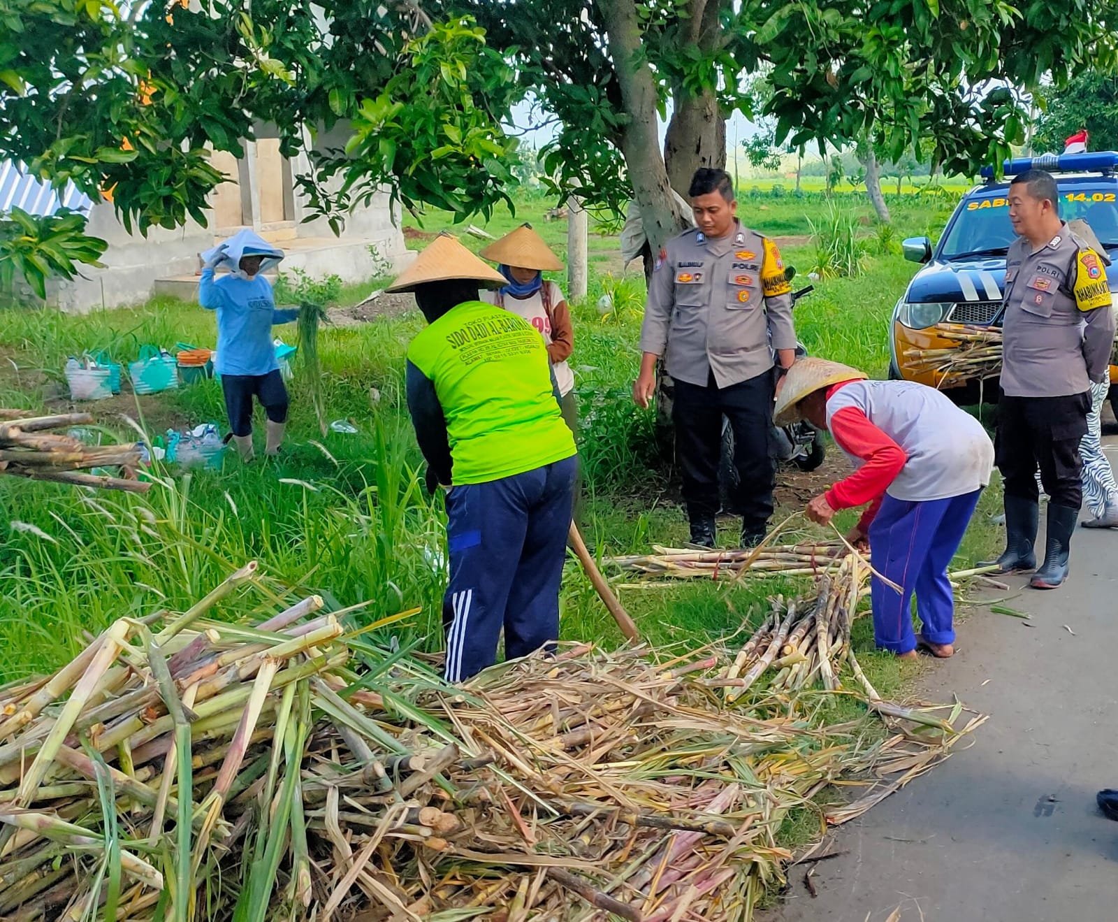Sambangi Petani Tebu, Bhabinkamtibmas Oro-Oro Ombo Hadirkan Rasa Aman dan Dukung Ketahanan Pangan Nasional