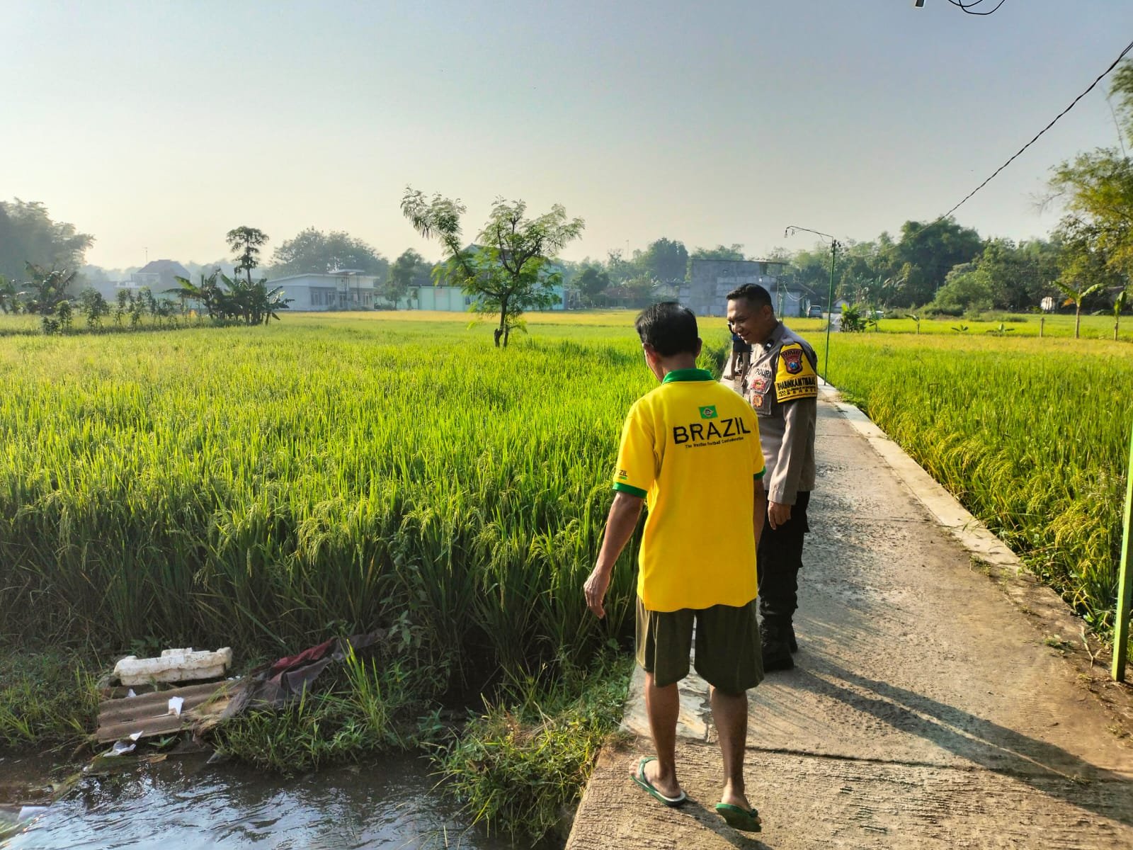 Bhabinkamtibmas Desa Sumberwindu Bersinergi dengan Petani, Wujudkan Ketahanan Pangan di Tengah Kemarau Panjang
