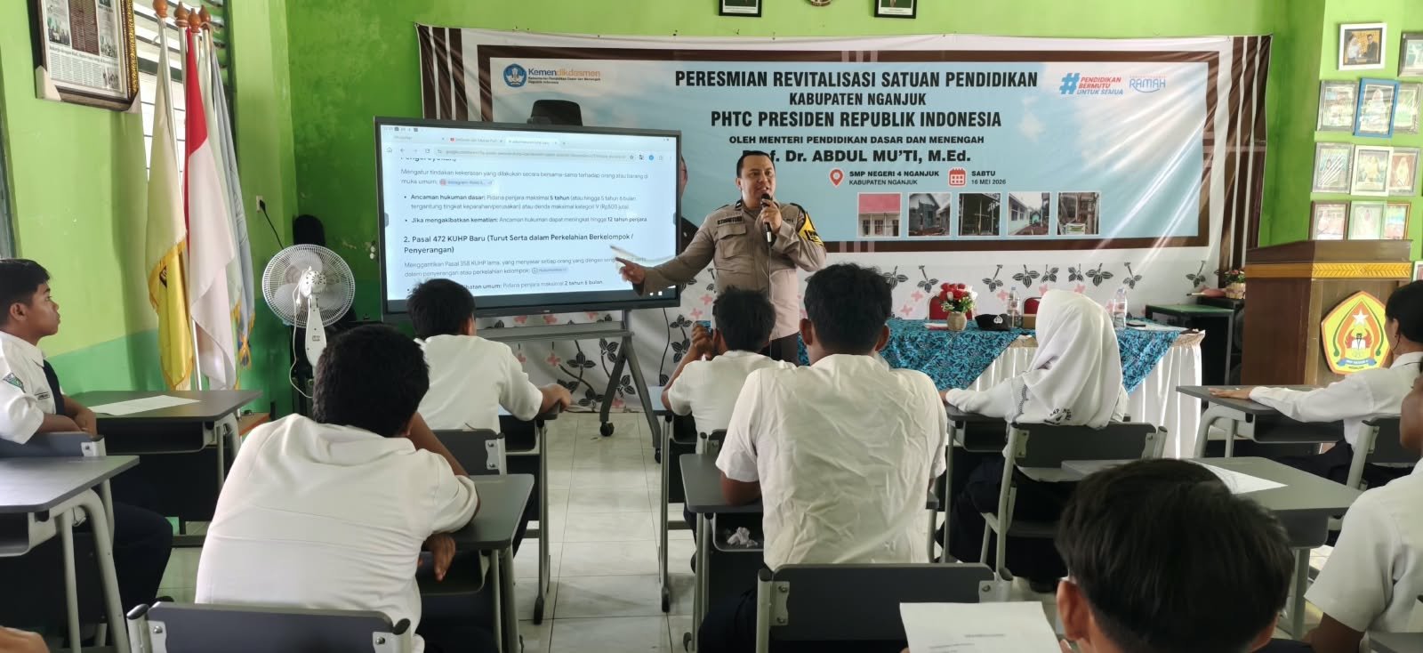 Polisi Peduli Pendidikan, Bhabinkamtibmas Polsek Nganjuk Kota Berikan Penyuluhan Bahaya Tawuran Pelajar di SMPN 4 Nganjuk