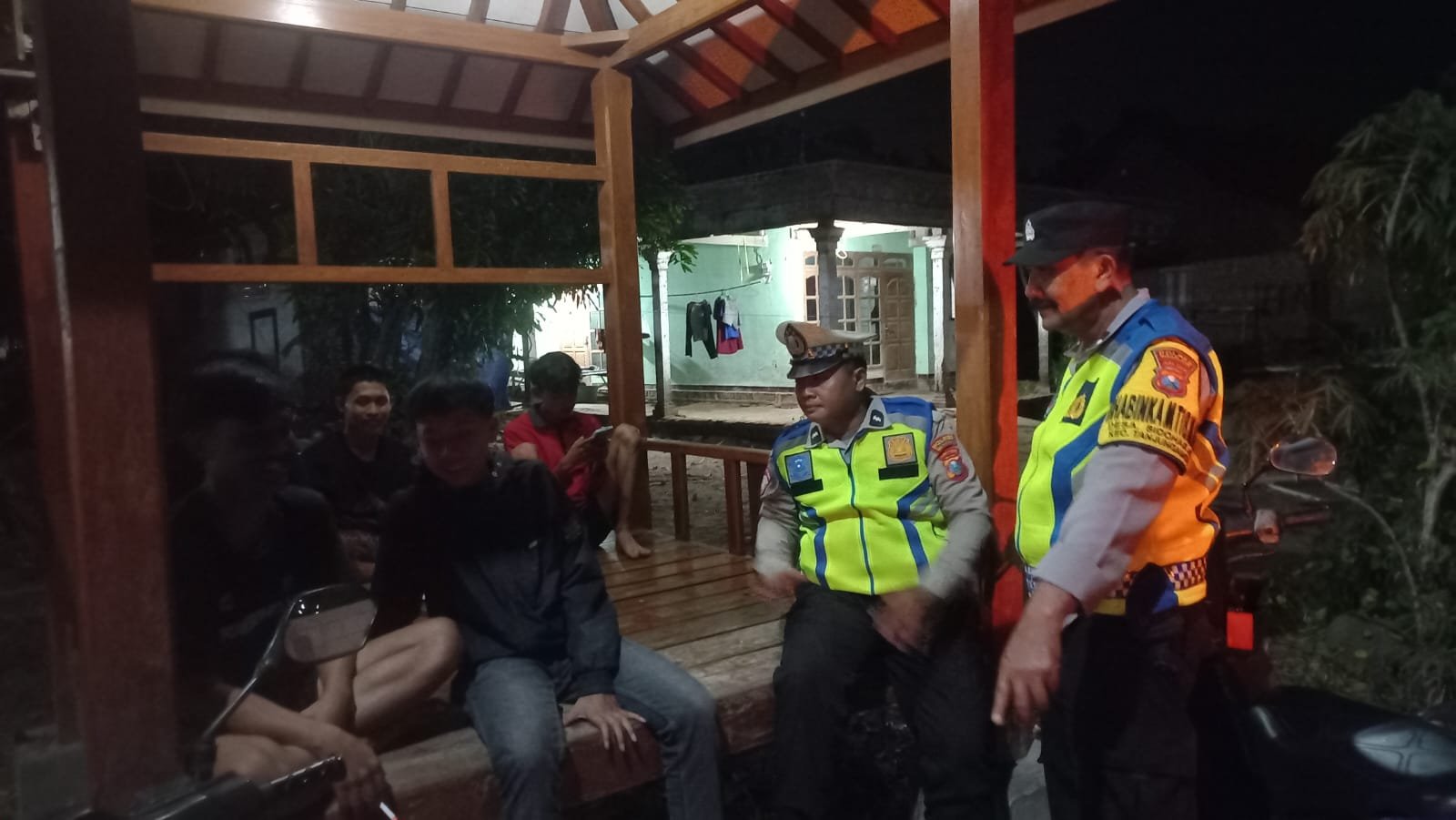 Cegah Aksi Pencurian, Patroli Polsek Warujayeng Sisir Pemukiman Desa Banjaranyar