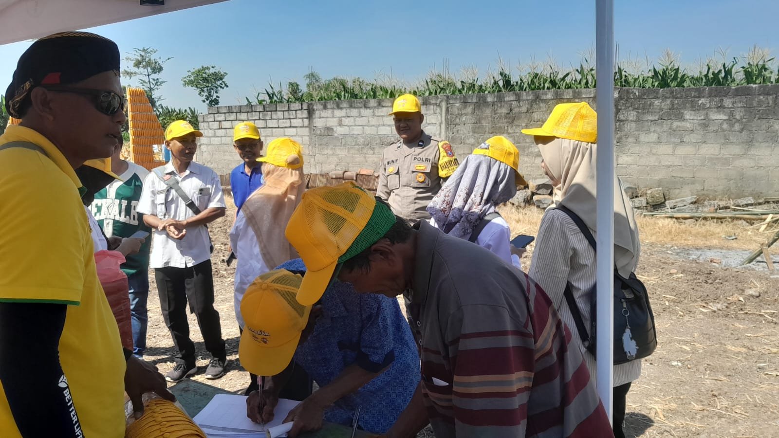 BHABINKAMTIBMAS DESA BETET DORONG KETAHANAN PANGAN MELALUI OPTIMALISASI PEKARANGAN PANGAN BERGIZI