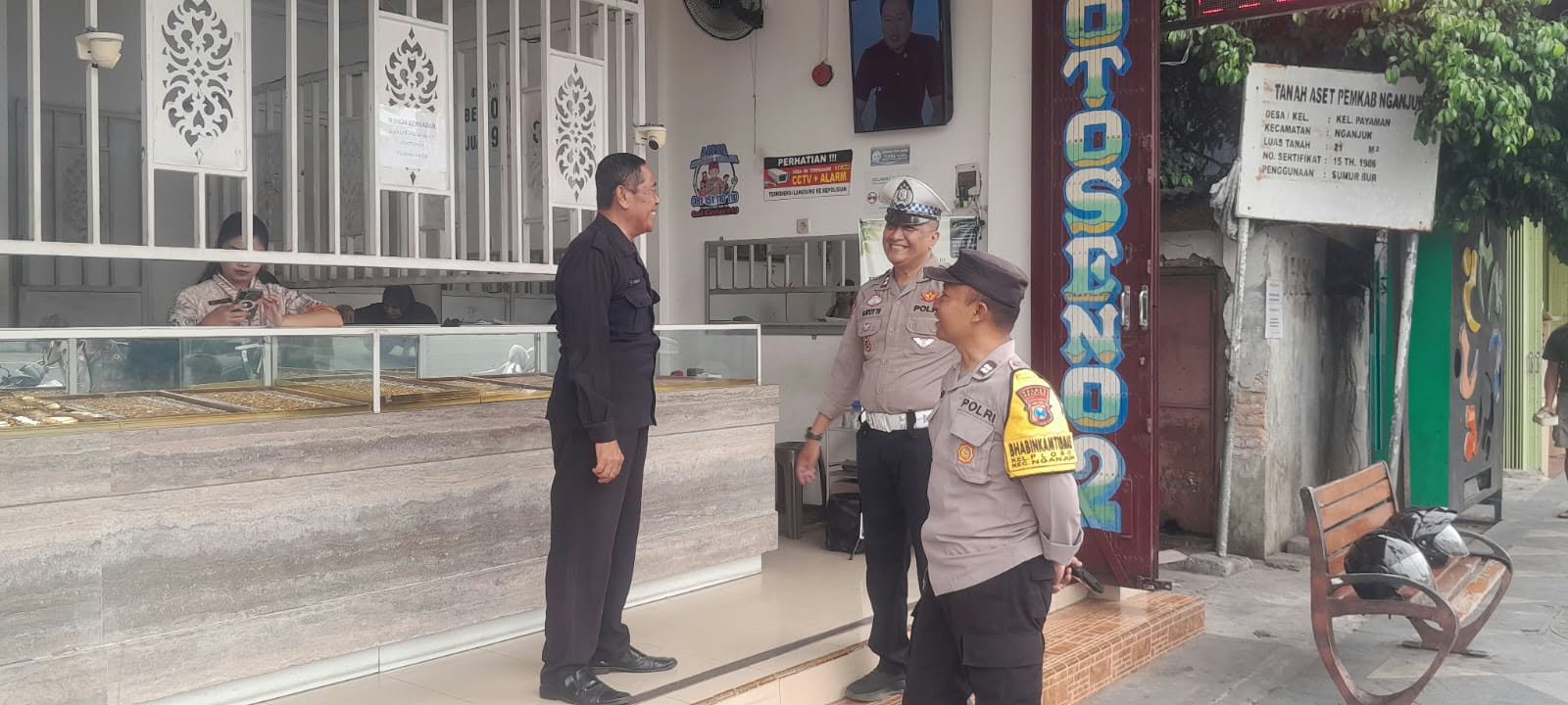Patroli KRYD Polsek Nganjuk Kota Sasar Perbankan dan Pertokoan di Jalan A. Yani, Antisipasi Kriminalitas