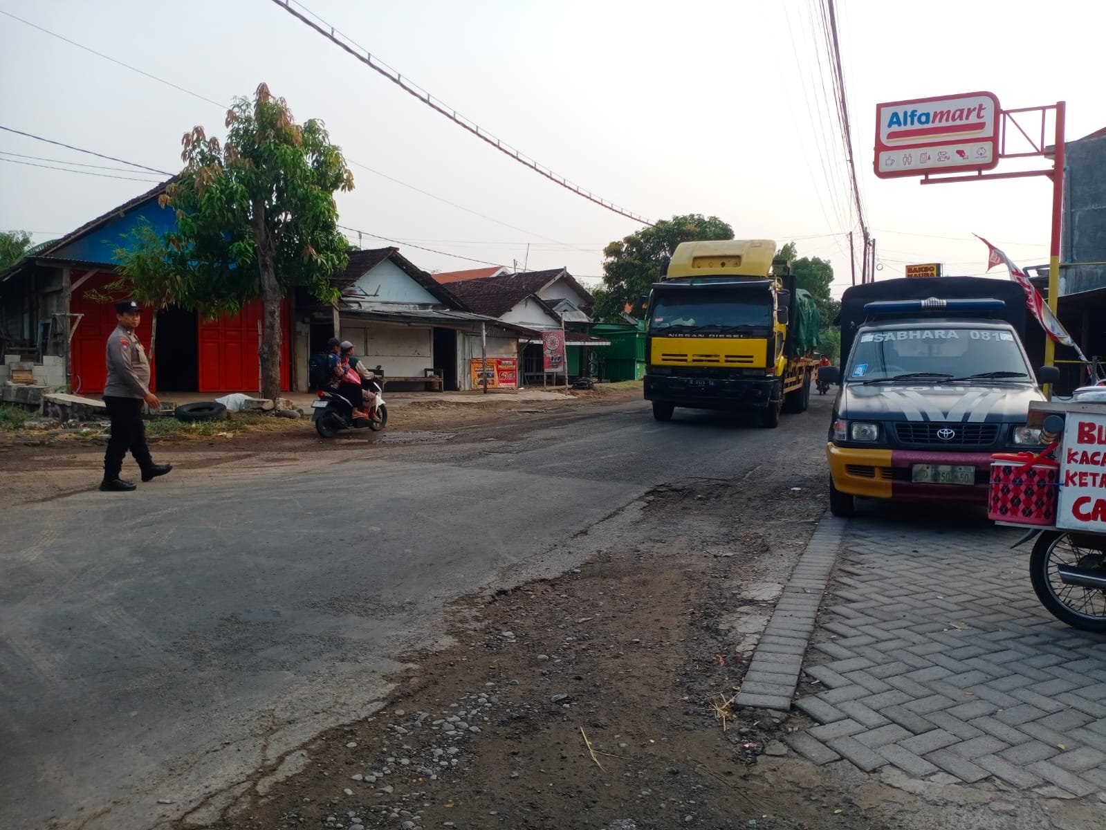 Giat Gaktur Pagi Polsek Jatikalen Bantu Penyeberangan Masyarakat 