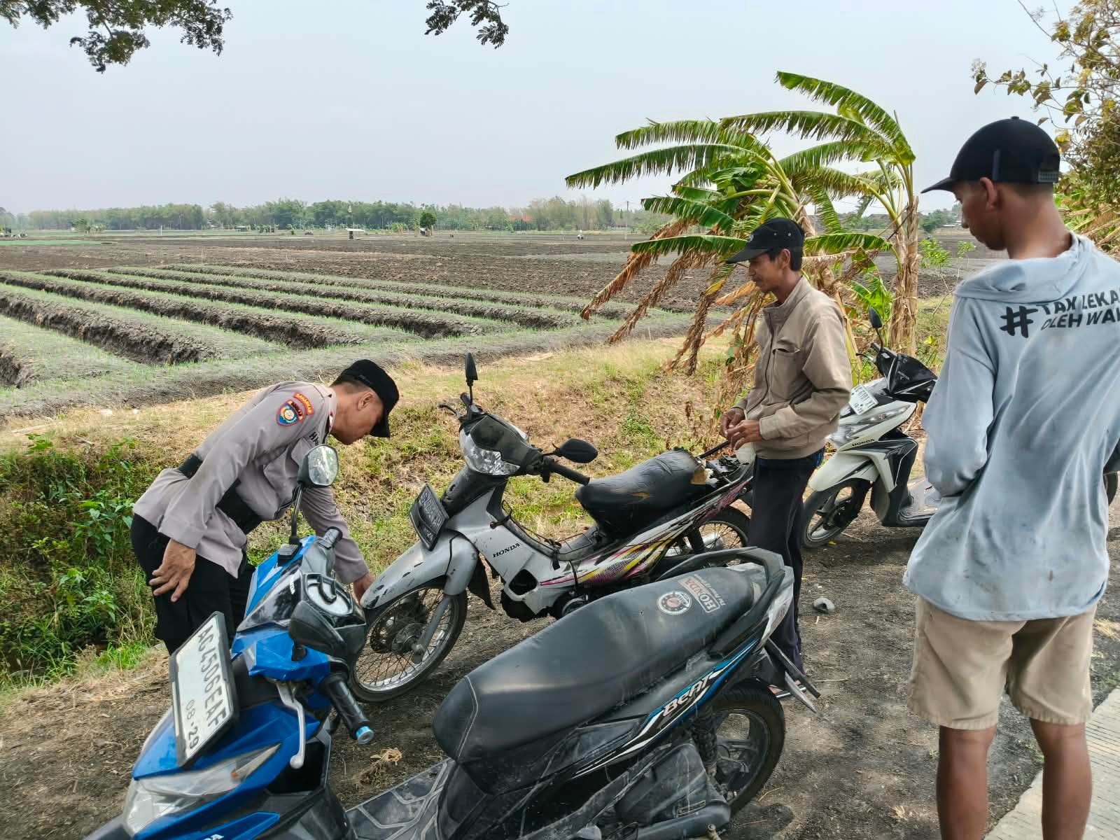 HADIR DI TENGAH PETANI, BHABINKAMTIBMAS DESA CAMPUR PERKUAT RASA AMAN DAN DUKUNG KETAHANAN PANGAN NASIONAL