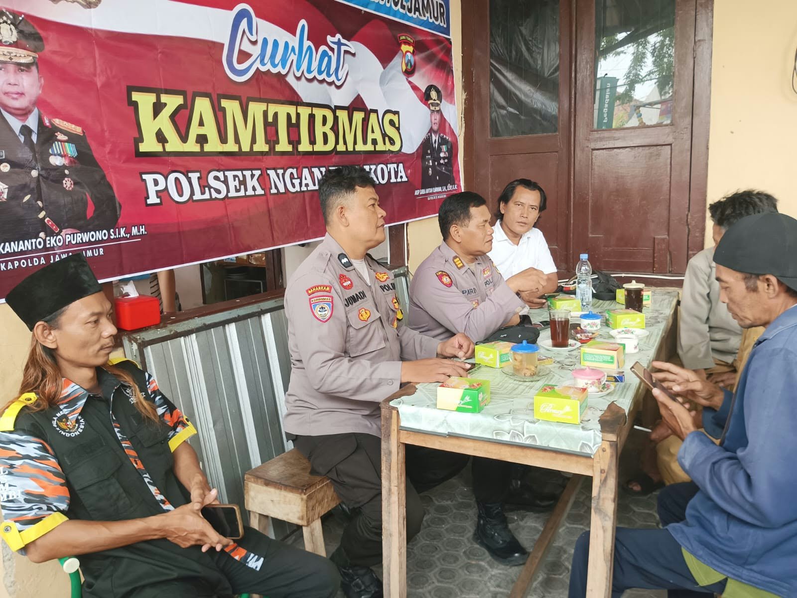 Polsek Nganjuk Kota Gelar Curhat Kamtibmas Bersama Paguyuban PK5 Alun-Alun, Pererat Silaturahmi Sambil Ngopi