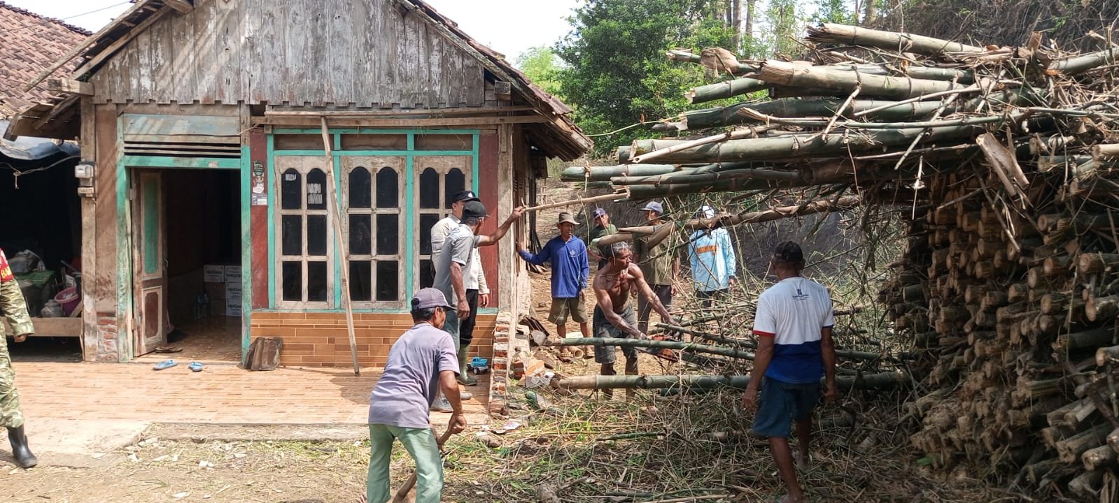 Polsek Jatikalen Gotong Royong Bersihkan Rumah Warga Terdampak Angin Puting Beliung