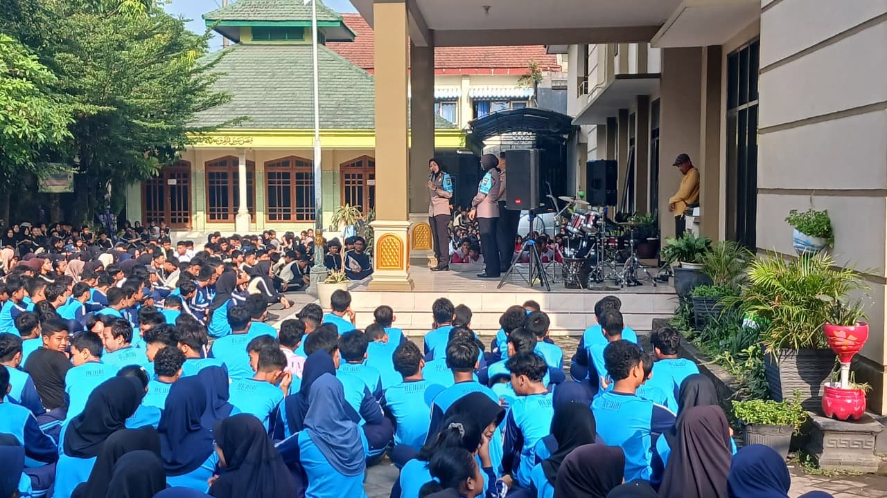 POLINDIK : Polres Kediri Perkuat Pendidikan Karakter Pelajar Cegah Hoaks dan Kenakalan Remaja