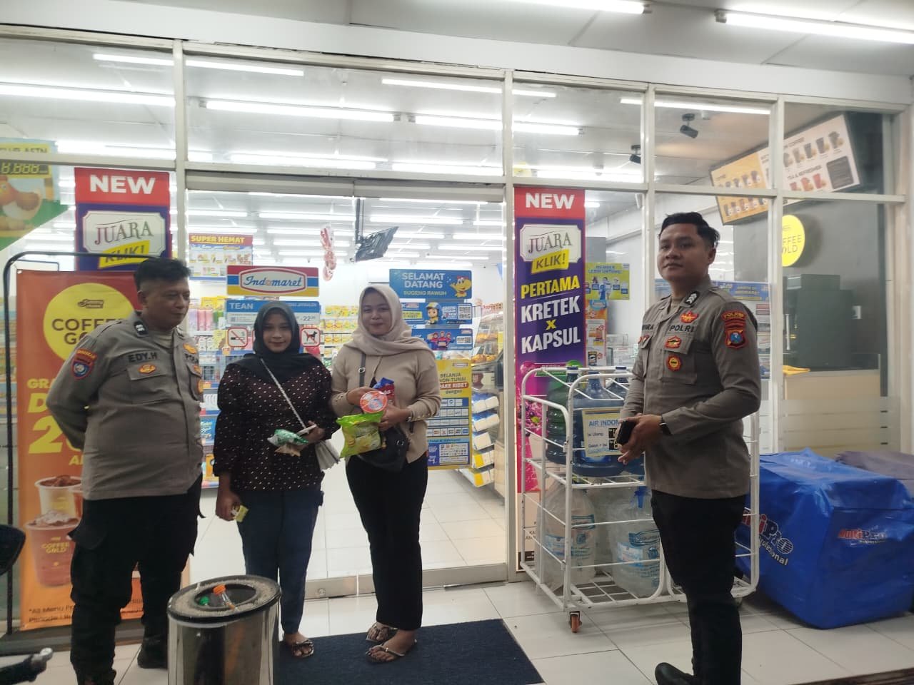 Polsek Jatikalen Patroli Dialogis di Indomaret di malam hari, Wujudkan Kamtibmas Kondusif