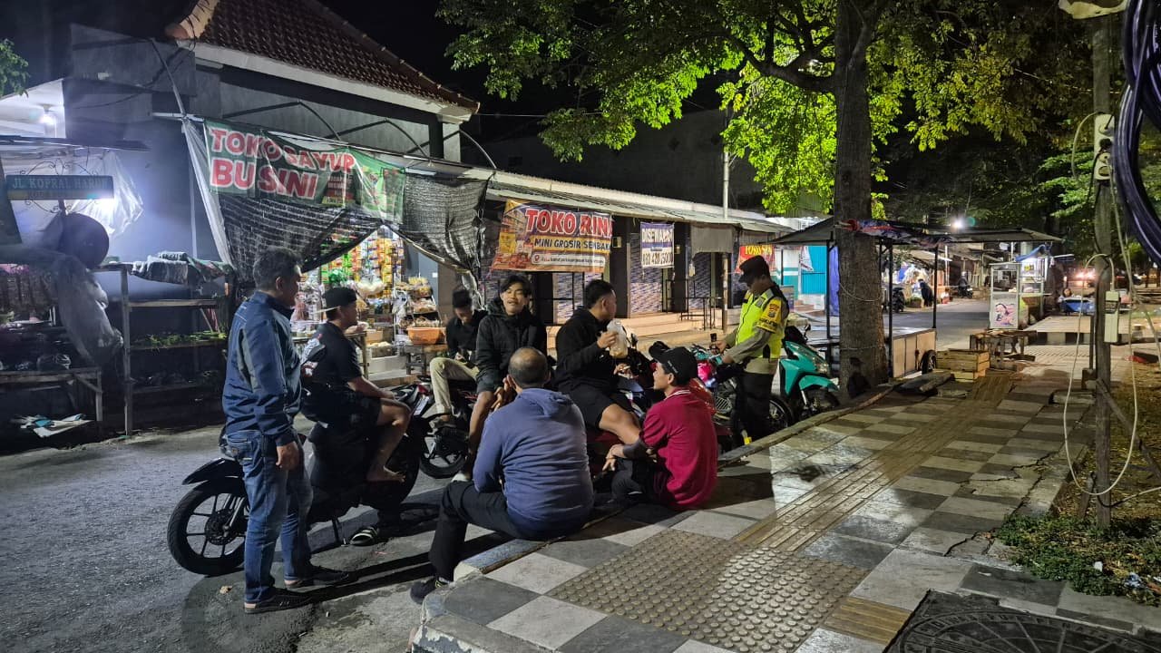 Patroli Pemukiman Cegah Tindak Kejahatan Saat Dini Hari 