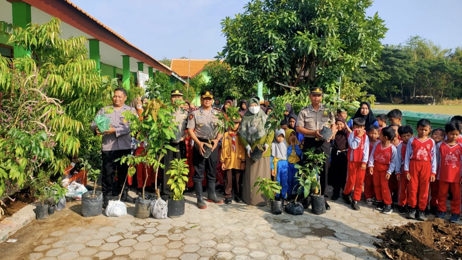 Peduli Kelestarian Alam, Polsek Warujayeng Bersama SDN 2 Malangsari Gelar Aksi Tanam Pohon
