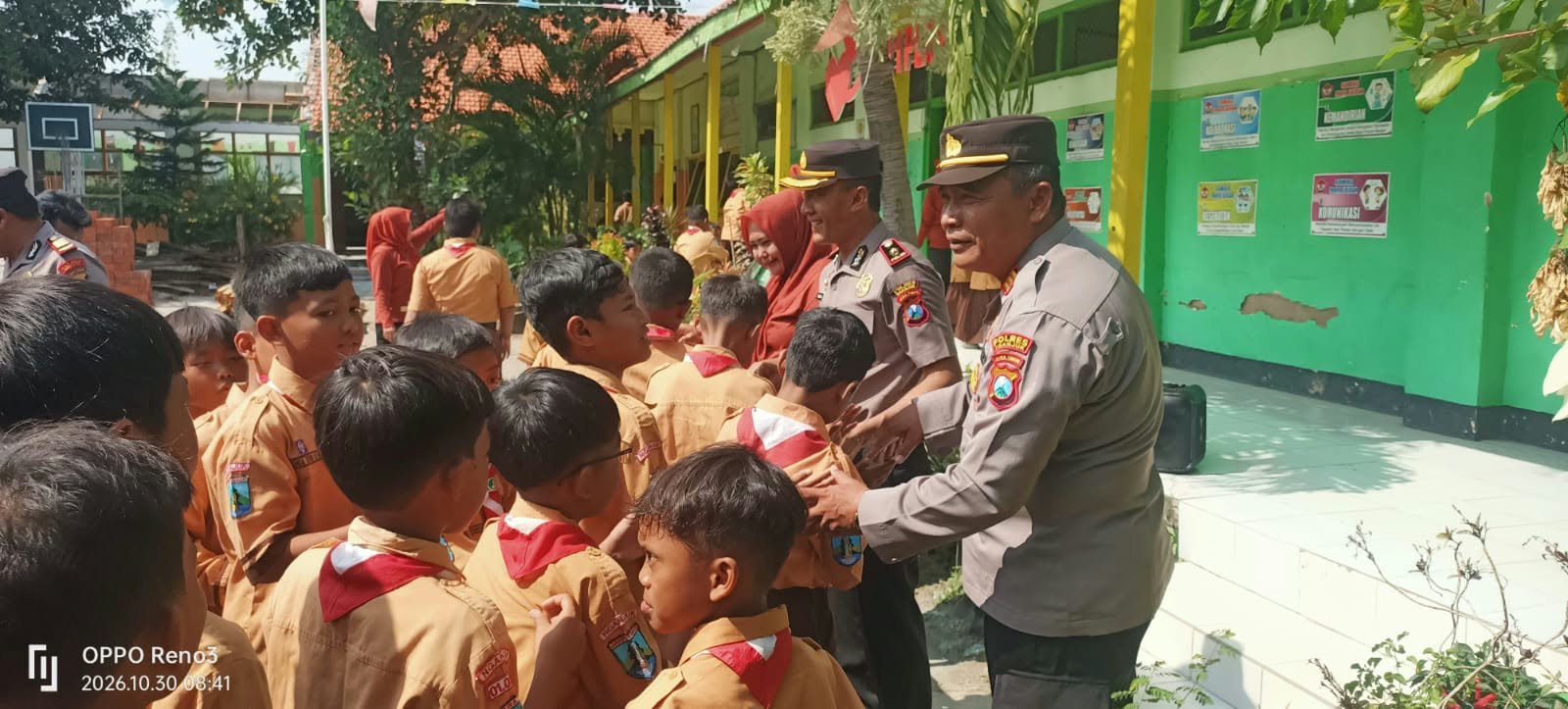 Green Policing Polres Nganjuk, Tanam Pohon di SDN 1 Ploso sebagai Wujud Kepedulian Lingkungan
