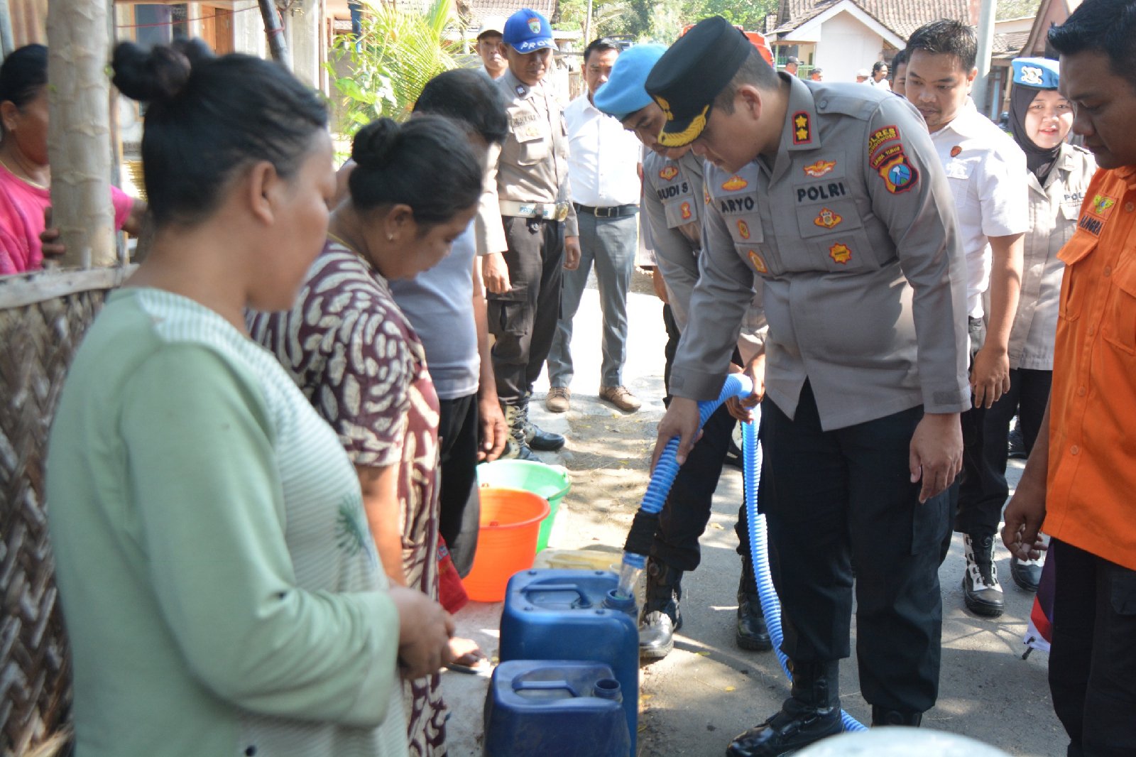 Polres Bondowoso Distribusikan Air Bersih Bantu Warga Taman Krocok Hadapi Kemarau Panjang